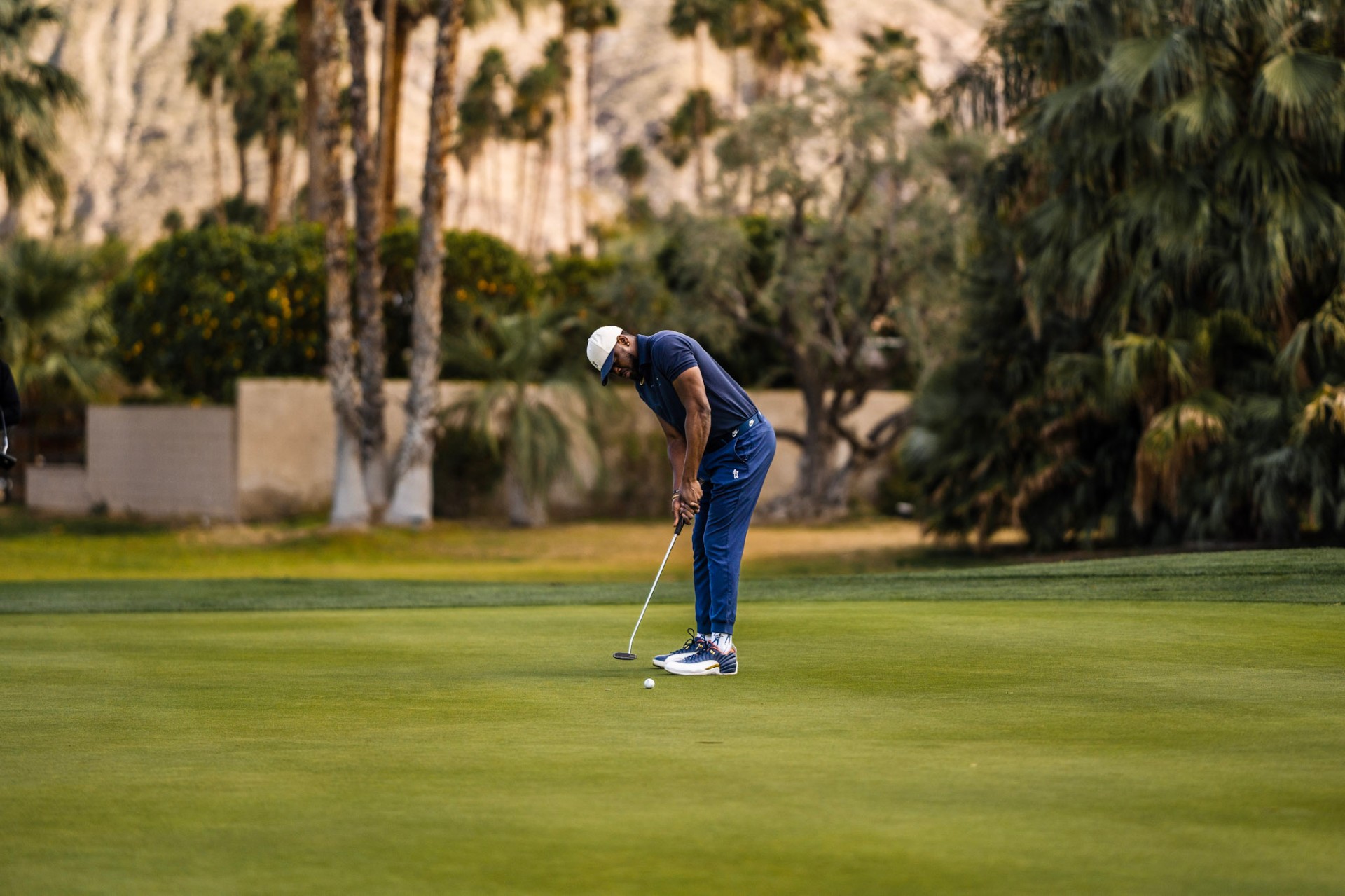 Olajuwon Ajanaku putting on the green